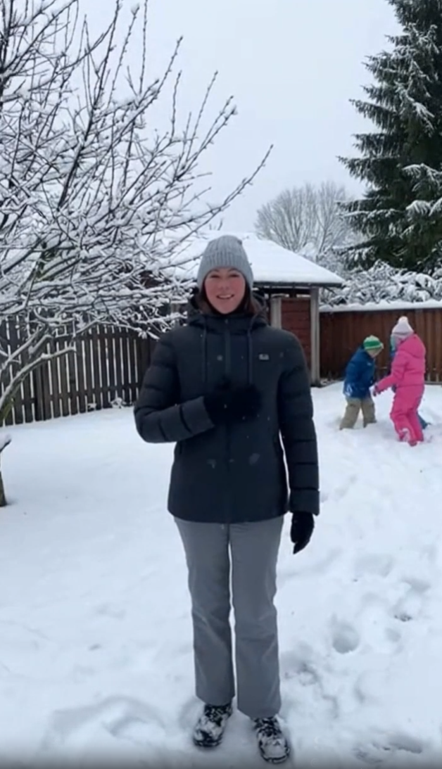 Winterjacke draußen familie